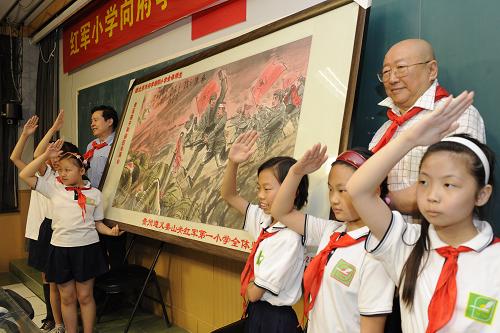 6月1日,府学胡同小学的学生接过革命题材油画。当日是“六一”儿童节,北京府学胡同小学的孩子们收到一份特殊的节日礼物——遵义娄山关红军第一小学全体师生赠送的革命题材油画,在自己的节日里接受了一次爱国主义教育。府学胡同小学和娄山关红军第一小学2007年结成友谊校,在新中国成立60周年之际,两所学校还将展开一系列活动,让孩子们了解中华民族的光辉历史和革命传统。 新华社记者 戴旭明 摄