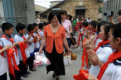 6月1日,来自南昌市的“爱心妈妈”带着礼物看望孤儿。当日,数十位社会各界爱心人士来到江西分宜县“德仁苑”与分宜县、上高县以及莲花县的108位孤儿共度“六一”儿童节,并结成亲情对子,让孩子们感受到节日的温暖。 新华社记者 宋振平 摄