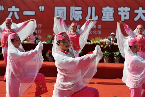 6月1日,银川的小学生们在表演少数民族舞蹈。当日是“六一”国际儿童节,宁夏银川市的小朋友们通过歌舞、绘画、手工作品展演等形式,庆祝自己的节日。 新华社记者 王鹏 摄