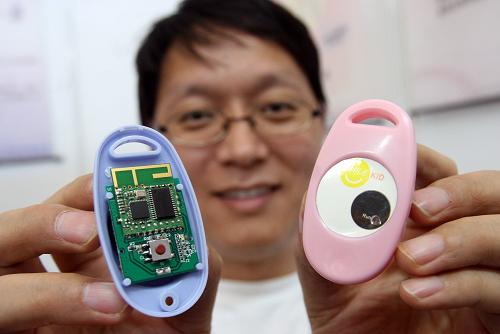 6月3日,工作人员展示学生电子身份卡。 新华社发(陈晓根 摄)