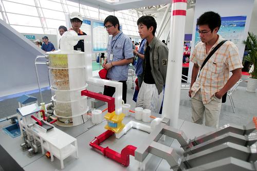 6月5日,在合肥市会展中心环保展区,参观者在观看“600MW火力发电厂烟气除尘脱硫”动态演示模型。新华社发 (高微 摄)