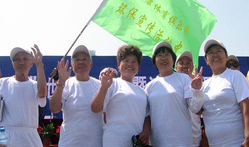 6月5日,在内蒙古呼和浩特市,志愿者向市民发放环保知识宣传单。新华社发(郑焕松 摄)