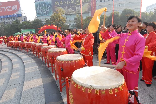 11月5日,群众在宜昌群众文化活动中演出。当日,第八届中国艺术节宜昌分会场的群众文化系列活动在湖北宜昌启动。据悉,从11月5日起,近千名群众演员将在宜昌的4个大型广场演出60余场各类文艺节目。