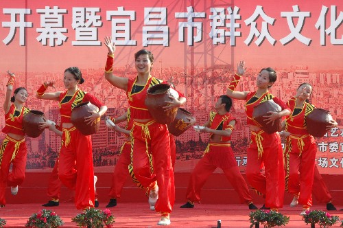 11月5日,演员在宜昌群众文化活动中演出。新华社发