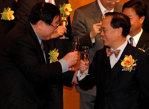 2月18日,中联办主任高祀仁(左)与香港特区行政长官曾荫权在酒会上互相举杯。当日,香港中华总商会举行戊子年新春酒会。 新华社记者 吕小炜 摄