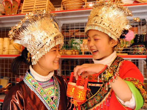 广西灾区苗族群众庆元宵 新华社照片,融水(广西),2008年2月21日 广西灾区苗族群众庆元宵 2月21日,广西融水县新安镇长赖村两名苗族小姑娘在购买节日礼物。 当日,受冰冻灾害侵袭较重的广西融水苗族自治县山区苗族群众身着民族盛装,欢度元宵佳节。 新华社记者张爱林摄