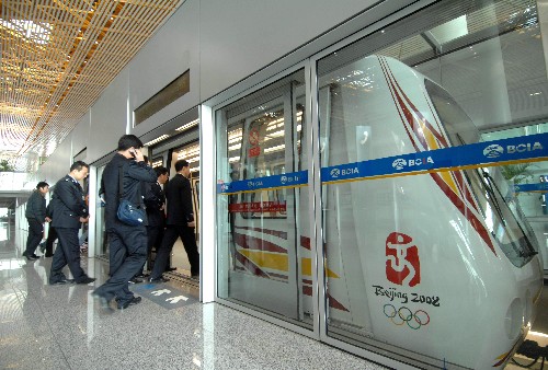 首都机场3号航站楼在国内首次采用多楼连通的无人驾驶全自动旅客运输系统,每小时最多可单向运送旅客4227名(2月19日摄)。