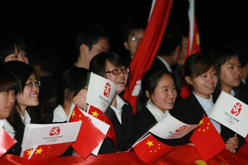 这是中国留学生在机场欢迎圣火到来。 新华社记者 张滨阳摄