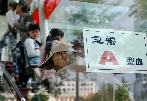 5月13日,在太原市一处献血点,人们在排队等待献血。当日,山西群众踊跃为汶川地震灾区群众捐款献血,表达对灾区的支援。截至13日16时,山西省红十字会已经收到来自社会各界的270多万元捐款和价值300万元的药品。 新华社记者燕雁摄