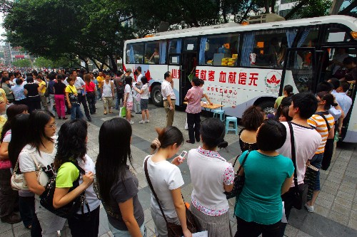 5月13日,重庆解放碑商业步行街的采血车前,前来献血支援灾区的市民排起长队。 当日,为支援四川地震灾区,重庆市民踊跃献血,体现了中国人民一方有难、八方支援的传统美德。 新华社记者刘潺摄