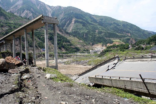 5月14日,在四川省汶川县映秀镇,解放军战士在抢运伤员。 目前,各救援队伍正动用一切手段陆续进入地震重灾区汶川。 新华社记者李彤摄