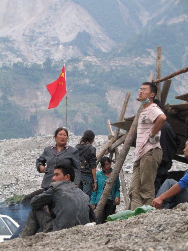 5月14日,当地一些灾民在临时搭建的简易房前。 汶川县映秀镇是汶川地震震中地区受灾最严重的地方之一。 新华社记者 侯大伟 摄