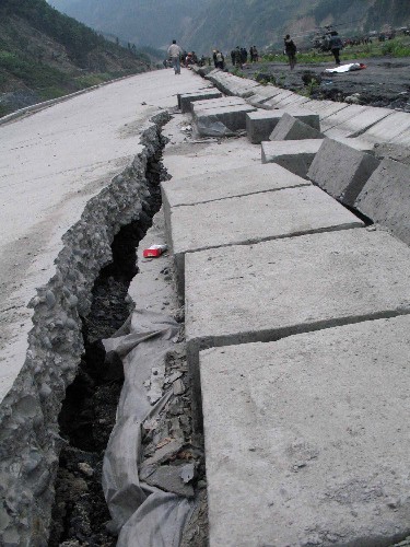 5月14日,当地一些灾民在临时搭建的简易房前。 汶川县映秀镇是汶川地震震中地区受灾最严重的地方之一。 新华社记者 侯大伟 摄