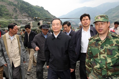 5月14日下午,中共中央政治局常委、国务院总理温家宝乘军用直升机抵达汶川映秀镇察看灾情。 新华社记者姚大伟摄