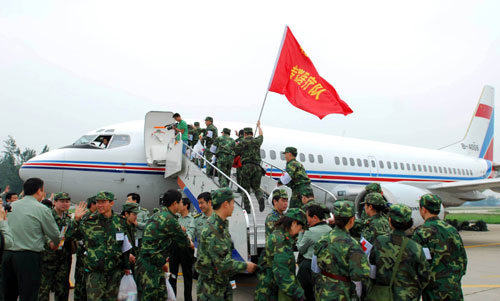 解放军紧急增派医疗队奔赴灾区救援 新华社照片,北京,2008年5月14日 解放军紧急增派医疗队奔赴灾区救援 5月14日,解放军抗震救灾医疗队从北京南苑机场登机飞赴地震灾区。当日,来自驻京军队医院的数十支医疗队和一支防疫队,从北京南苑机场分乘5架飞机飞赴汶川地震灾区。解放军再次紧急增派50支医疗队、1500名医护人员前往四川地震灾区救援。截至目前,全军已派出70支医疗队赶赴灾区。 新华社发(毛会彬 摄)