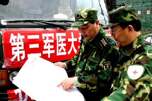 5月14日,中国人民解放军第三军医大学医疗队正在清点药品、器材,准备前往汶川县映秀镇。 新华社发(赵建伟摄)