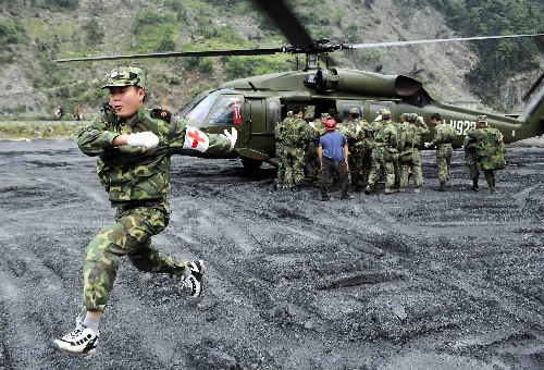 医疗救护队进入汶川地震灾 5月14日,解放军某部医疗队抵达汶川县映秀镇,救护队员随即赶往伤员集中地。当日,解放军某部医疗队乘坐直升机进入汶川、茂县等灾区。 新华社记者陈凯摄