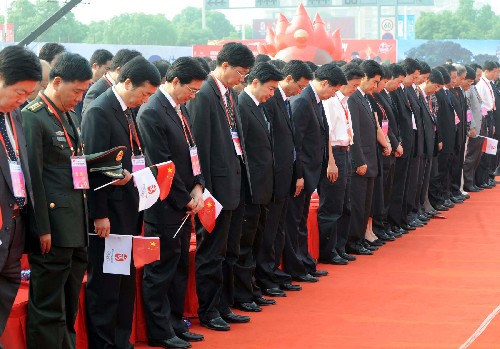 月25日,各界人士在起跑仪式上向四川地震遇难同胞默哀。当日,北京奥运会圣火在江苏苏州传递。 新华社记者孙参摄