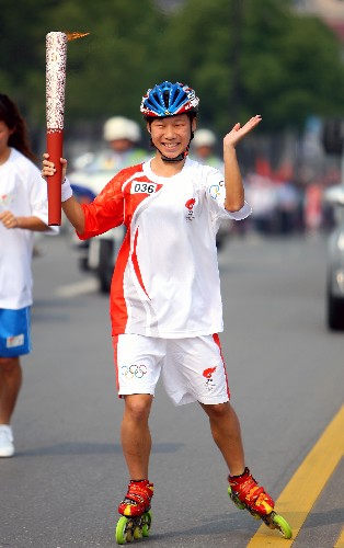 月25日,各界人士在起跑仪式上向四川地震遇难同胞默哀。当日,北京奥运会圣火在江苏苏州传递。 新华社记者孙参摄