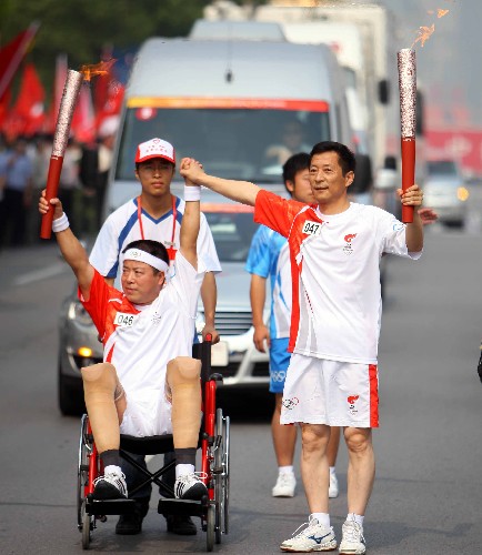 月25日,各界人士在起跑仪式上向四川地震遇难同胞默哀。当日,北京奥运会圣火在江苏苏州传递。 新华社记者孙参摄