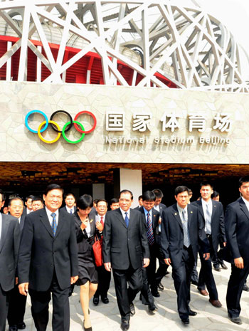 越共中央总书记农德孟参观“鸟巢” 新华社照片,北京,2008年5月31日 越共中央总书记农德孟参观“鸟巢” 5月31日,正在中国访问的越共中央总书记农德孟在中共中央政治局委员、北京市委书记、北京奥组委主席刘淇的陪同下参观北京奥运会主体育场――国家体育场“鸟巢”。这是刘淇向农德孟赠送一支北京奥运火炬“祥云”。 新华社记者 李涛 摄