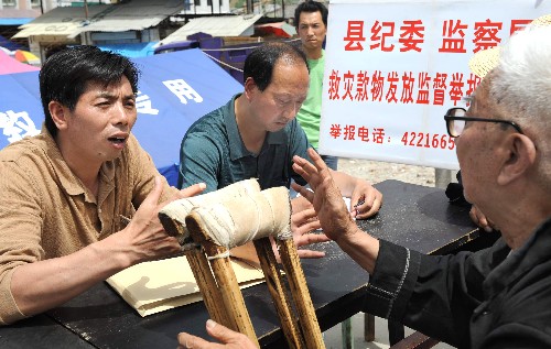 陕西宁强委设立救灾款物发放监督举报流动站 新华社照片,汉中(陕西),2008年6月3日 陕西宁强委设立救灾款物发放监督举报流动站 6月3日,宁强县纪委工作人员在阳平关街道上接受群众的咨询和投诉。针对大量群众转移安置后居住分散的新形势,陕西省宁强县纪检部门派出专车,作为救灾款物发放监督举报流动站,在各乡镇巡回接访,接受群众投诉,确保救灾款物公平、透明、正确发放。宁强县抗震救灾得到了政府和社会各界的大力支援,已收到上级下拨救灾资金3800多万元,还有帐篷、棉被、衣物、大米、面粉等大量物资。 新华社记者 陶明 摄