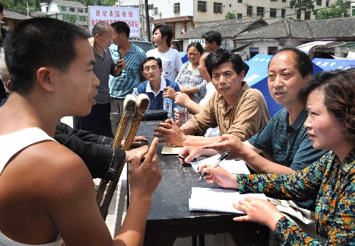 陕西宁强委设立救灾款物发放监督举报流动站 6月3日,宁强县纪委工作人员在阳平关街道上接受群众的咨询和投诉。针对大量群众转移安置后居住分散的新形势,陕西省宁强县纪检部门派出专车,作为救灾款物发放监督举报流动站,在各乡镇巡回接访,接受群众投诉,确保救灾款物公平、透明、正确发放。宁强县抗震救灾得到了政府和社会各界的大力支援,已收到上级下拨救灾资金3800多万元,还有帐篷、棉被、衣物、大米、面粉等大量物资。 新华社记者 陶明 摄