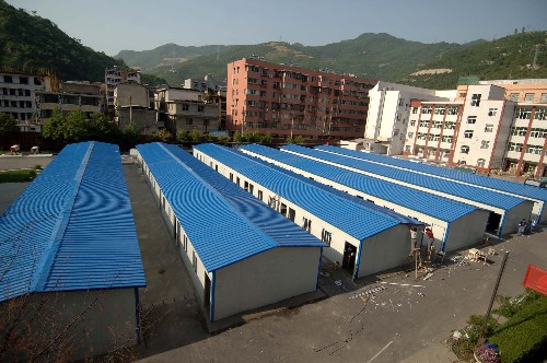 陕西灾区有了高考“活动考场” 这是6月4日拍摄的位于略阳二中操场的高考考点。 经有关方面人员连续几天的奋战,陕西汉中市地震灾区宁强县、略阳县已搭建完成了112间防震活动板房,两县3045名学生将在这些“活动考场”中如期参加高考。 新华社记者丁海涛摄