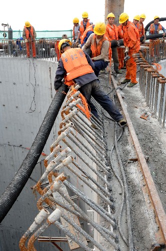 6月4日,工人们在泰州长江公路大桥中塔基础施工现场作业。泰州长江公路大桥项目全长62公里,北接泰州市,南接镇江市和常州市,其中泰州长江公路大桥长约7公里。 近期,江苏省交通部门及工程单位在抽调大批人员、物资支援四川地震灾区重建的同时,抓紧本省交通基础设施重点工程建设,全省在建的高速公路、长江大型桥梁和隧道等10余项工程进展顺利。 新华社记者孙参摄
