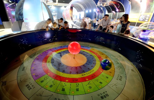 7月12日,参观者在北京天文馆老馆观看《玩转星空》互动科普展览。