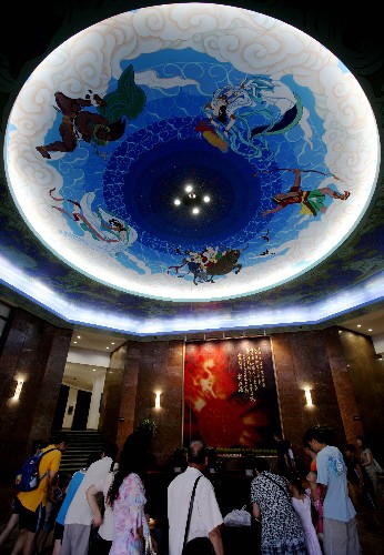 7月12日在北京天文馆老馆拍摄的面积达100平方米的巨型天顶彩色壁画《中国古代天文神话》。