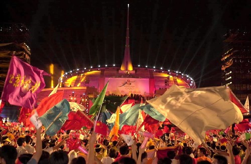 2001年7月13日,国际奥委会第112次全会投票选出2008年奥运会主办城市——中国北京。这一天的晚上,北京城一片欢腾。这是中华世纪坛前欢呼的人群。 新华社发