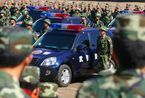 北京奥运专用道武装处突车上路执勤 新华社照片,北京,2008年7月12日 北京奥运专用道武装处突车上路执勤 7月12日,奥运专用道武装处突车组出征仪式在北京举行,39辆崭新的防弹车正式上路执勤,担负奥运会专用道路的巡逻、处理突发事件、反恐任务。 奥运会期间,北京城八区及部分高速公路等重要的交通主干道将划出奥运专用道路,届时只允许和奥运有关的车辆行驶。根据奥运安保指挥中心的统一部署,武警北京总队部署39辆武装处突车,实行全天24小时上路执勤。 新华社发