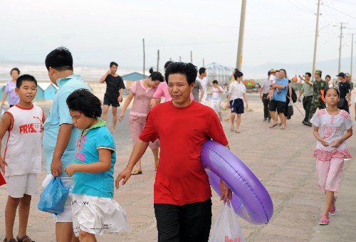 福建吹响迎战台风“凤凰”正面登陆的“集结号” 新华社照片,福州,2008年7月27日 福建吹响迎战台风“凤凰”正面登陆的“集结号” 7月27日,福州长乐下沙海滨度假村的游客在有序疏散。当日,福建省吹响了迎战今年第8号台风“凤凰”正面登陆的“集结号”,海洋渔业、海事、农业、建设、国土资源部门以及沿海各市按照各自防台风职责迅速行动。按照福建省防汛抗旱指挥部要求,27日18时之前,福建所有海上作业渔船必须就近进港避风,沿海渔排上的老弱妇幼人员必须全部上岸。 新华社记者姜克红摄