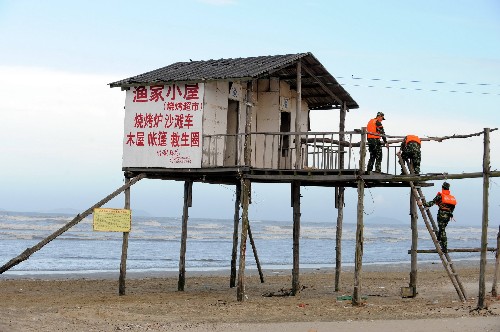 7月27日,福州长乐江田边防派出所官兵在下沙海滨度假村检查人员撤离情况。当日,福建省吹响了迎战今年第8号台风“凤凰”正面登陆的“集结号”,海洋渔业、海事、农业、建设、国土资源部门以及沿海各市按照各自防台风职责迅速行动。按照福建省防汛抗旱指挥部要求,27日18时之前,福建所有海上作业渔船必须就近进港避风,沿海渔排上的老弱妇幼人员必须全部上岸。 新华社记者姜克红摄