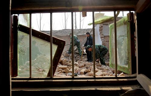河南濮阳爆炸事故搜救基本结束确认15人死亡 12月27日,救护人员在现场救援。 记者从事故现场了解到,截至当日15时30分,河南濮阳华龙区东干城村爆炸事故搜救基本结束,据现场救援指挥部有关负责人介绍,此次事件确认死亡15人,另有9人受伤。在濮阳市中医院,记者看到受伤人员正在接受紧急救治,已有一名受伤人员因伤情无大碍出院,其他受伤人员伤情稳定。当地政府已开展善后处理工作,事故详细原因仍在调查之中。 新华社记者朱祥摄