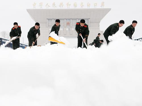吉林迎来罕见雨雪天气 2月13日,为确保口岸正常通关,长白边防检查站官兵抢通运输道路。 受贝加尔湖较强冷空气影响,从2月12日夜间开始,吉林省迎来一场罕见的雨雪天气。据从12日20时到13日8时的统计,吉林省共有18个县市出现暴雪天气。吉林省气象台13日5时发布暴雪红色预警信号、道路结冰红色预警信号,提醒相关部门及时清雪,居民出行时要注意交通安全。 新华社记者 齐海山 摄
