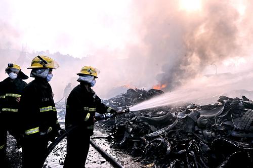 福建军民抗击沙县森林火灾取得阶段性胜利 2月13日,消防战士在福建沙县一家企业火灾现场扑灭余火。 截至当日下午3时30分,福建省三明市沙县森林火灾山林明火得到总体控制,取得阶段性胜利。目前当地军民正在全力扑灭余火,后续工作正在全面展开。 2月12日12时30分许,福建省三明市沙县高砂镇端溪发生森林火灾。火灾发生之后,当地广大消防、武警、公安、部队和干部群众迅速作出反应,全力抗击。 新华社记者张国俊摄