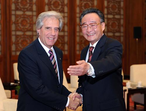 吴邦国会见乌拉圭总统巴斯克斯 3月24日,全国人大常委会委员长吴邦国在北京人民大会堂会见乌拉圭总统巴斯克斯。 新华社记者 饶爱民 摄