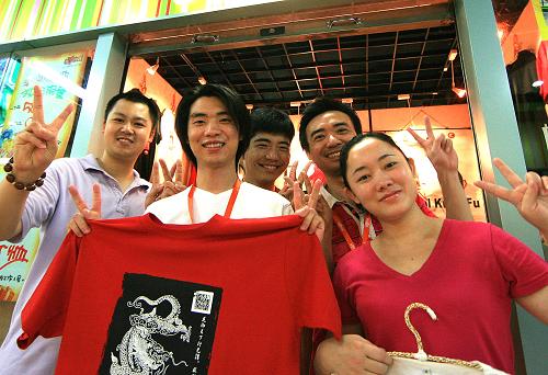 上海举办大学生创业见习大赛 7月4日,四川美术学院毕业的冉杰文(左二)展示自己商铺出售的T恤衫,他所售的服装全部都是自己设计的。 自7月1日起,上海市普陀区采用新模式举办大学生创业见习大赛,向有志于经商的大学生在中心城区提供200间免租一年的店铺做生意,其间可获得各类大学生创业补贴,一年后四分之一做出成绩的大学生创业者可以得到总计200万元的奖金。目前从2000余名报名者中筛选出的162名大学生,已开始为期一年的“练摊”生涯,格外珍惜此次创业机会的大学生们摩拳擦掌一比高低。据悉,自去年全球爆发金融危机以来,上海市各区县扶持大学生创业的政策密集出台,已有超过300家的大学生创业公司陆续开张。 新华社记者陈飞摄