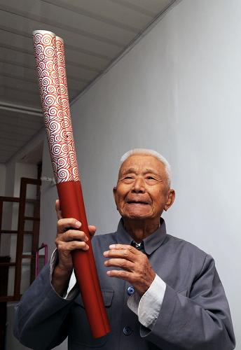 96岁参加过长征的老红军刘家祁在谈2008年当上奥运火炬手的感受(7月3日摄)。 红色,是这片土地炫目的符号。 红色,是这座小城永远的图腾。 红色的土地,红色的建筑,红色的星徽,还有大街小巷飘扬的中华苏维埃共和国国旗和中华人民共和国国旗,无不辉映着她昨天的历史和今天的光荣。 在共和国六十华诞的日子里,我们走进了共和国摇篮——瑞金,一座被赤色浸润血脉深处的红色故都。 新华社记者马平摄