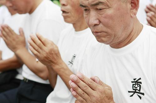 8月8日,中国山东被掳劳工蒋春友的儿子蒋光礼(右一)在日本东京参加悼念活动,悼念惨死于“花冈事件”的父亲。