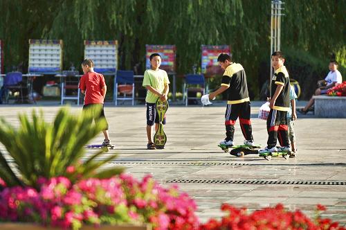 内蒙古经济:六十年增长一千倍 孩子们在内蒙古准格尔旗薛家湾镇的街心花园内玩耍(2009年7月摄)。 新中国成立六十年来,内蒙古自治区在党和政府的关怀扶持下经济逐年增长,人民生活水平快速提高,民族文化、科学教育、医疗卫生、城镇建设都跨入了发展的快车道。内蒙古自治区地区生产总值从1949年的7.08亿元增加到2008年的7761.8亿元,人均生产总值由118元增加到32214元,2002年以来,内蒙古地区生产总值增速连续7年居全国首位。目前,内蒙古已经成为我国重要的能源电力生产基地,并形成了食品、纺织、冶金、汽车、装备、矿业等产业链条。 新华社记者李欣摄