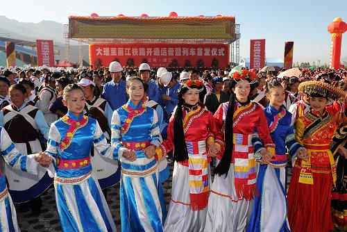 9月28日,云南丽江的各族群众载歌载舞,庆祝大理至丽江铁路正式通车。