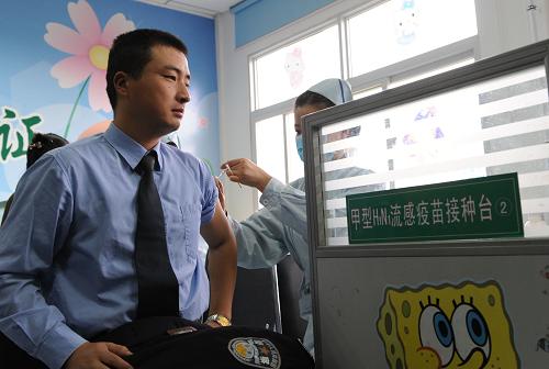10月31日,一名警官在郑州市第六人民医院接种甲流疫苗。 当日,郑州市甲型H1N1流感疫苗接种启动仪式在郑州市第六人民医院举行,这标志着河南省甲流疫苗接种工作正式启动。一线医务人员、口岸检疫边检及公路交通服务人员、一线交警将首批接受疫苗接种。 新华社记者 赵鹏 摄