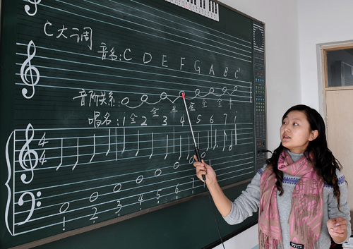 2月22日,平鲁区白堂乡小学的音乐老师用电子智能黑板教学生们学习五线谱。 山西省朔州市平鲁区集中资源办小学,将全区300多所村办小学撤并为12所寄宿制小学,集中了优势教育资源。“一乡一小学”使各乡镇建起了高标准的校舍,并配备了现代化的教学设施和最优秀的老师,山里娃也享受到了现代化的教育。 新华社发(吕梦琦 摄)