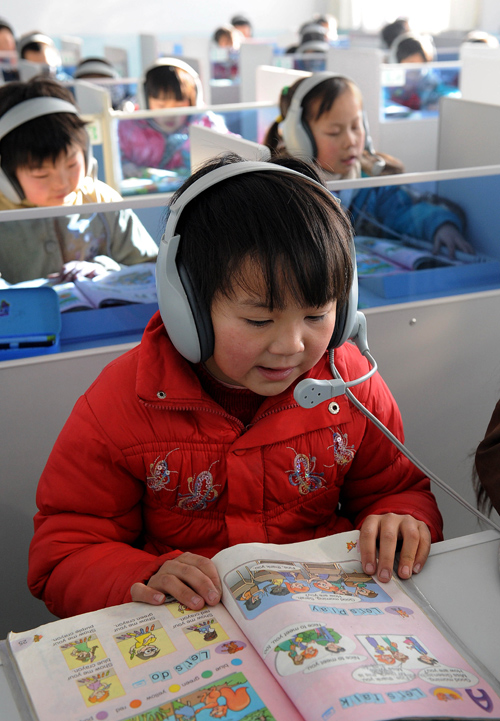 2月22日,平鲁区白堂乡小学的学生在学习英语。 山西省朔州市平鲁区集中资源办小学,将全区300多所村办小学撤并为12所寄宿制小学,集中了优势教育资源。“一乡一小学”使各乡镇建起了高标准的校舍,并配备了现代化的教学设施和最优秀的老师,山里娃也享受到了现代化的教育。 新华社发(吕梦琦 摄)