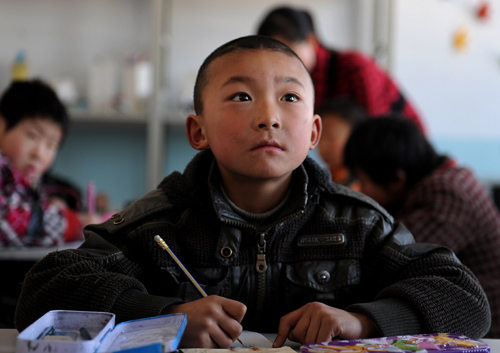 2月22日,平鲁区白堂乡小学的学生正在认真学习。 山西省朔州市平鲁区集中资源办小学,将全区300多所村办小学撤并为12所寄宿制小学,集中了优势教育资源。“一乡一小学”使各乡镇建起了高标准的校舍,并配备了现代化的教学设施和最优秀的老师,山里娃也享受到了现代化的教育。 新华社发(吕梦琦 摄)