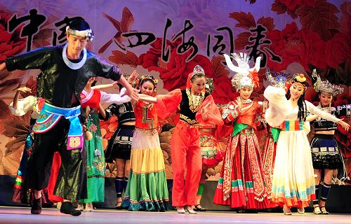 “文化中国·四海同春”艺术团在日本首演 2月22日,演员在日本东京举行的“文化中国·四海同春”慰侨文艺晚会上表演苗族舞蹈《花开中华大家园》。 当晚,中国国务院侨办2010年“文化中国·四海同春”艺术团春节慰侨演出在日本东京举行。艺术团演员为旅日华侨华人、留学生及当地观众献上了一场具有浓郁中华民族特色的艺术盛宴。2月23日至3月4日,艺术团还将赴日本横滨、名古屋、大阪等地演出。 新华社记者 季春鹏 摄