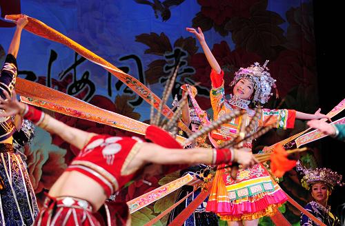 “文化中国·四海同春”艺术团在日本首演 2月22日,演员在日本东京举行的“文化中国·四海同春”慰侨文艺晚会上表演苗族舞蹈《春暖花开》。 当晚,中国国务院侨办2010年“文化中国·四海同春”艺术团春节慰侨演出在日本东京举行。艺术团演员为旅日华侨华人、留学生及当地观众献上了一场具有浓郁中华民族特色的艺术盛宴。2月23日至3月4日,艺术团还将赴日本横滨、名古屋、大阪等地演出。 新华社记者 季春鹏 摄